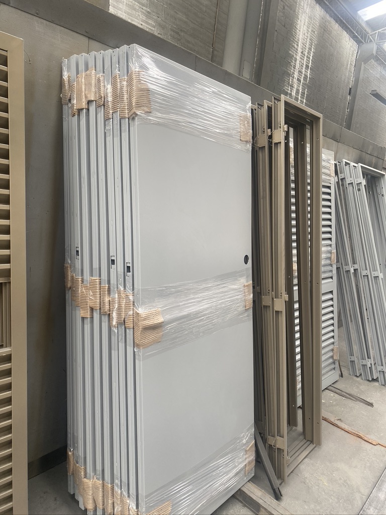 Puertas metálicas fabricadas a la medida para el proyecto Smartbrix, listas para instalación
